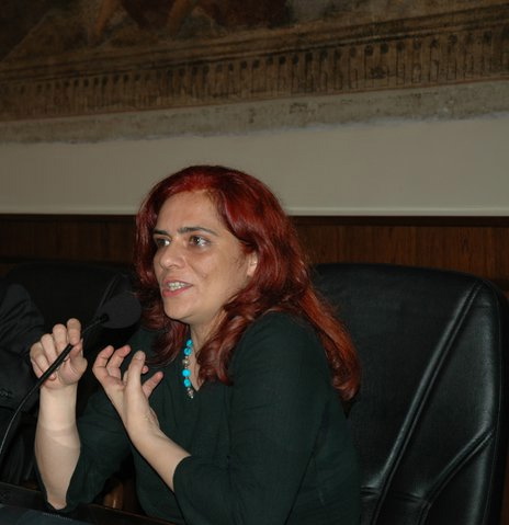 Elena Varriale è nata a Napoli, terra di mare e fuoco e nell’aria che respira ci sono oracoli di Sibilla e canti di Sirene. Ha pubblicato articoli, saggi e due raccolte di poesie (Lo so che sbaglio, Tracce 2007, e Solubile Scompiglio, Tindari Edizioni 2012). Suoi scritti (poesie e racconti) sono stati selezionati e pubblicati in antologie e riviste (Aletti, Giulio Perrone Editore, Lietocolle, Fara, Limina Mentis) e nel blog di Poesia Rai News curato da Luigia Sorrentino. Ha ricevuto riconoscimenti in premi letterari nazionali e internazionali. Il suo romanzo breve Se sei nato caos non puoi diventare armonia è stato pubblicato nell’antologia Faraexcelsior 2013. Il suo scritto “La parola è un silenzio abitato” è inserito ne ”Il luogo della parola”.