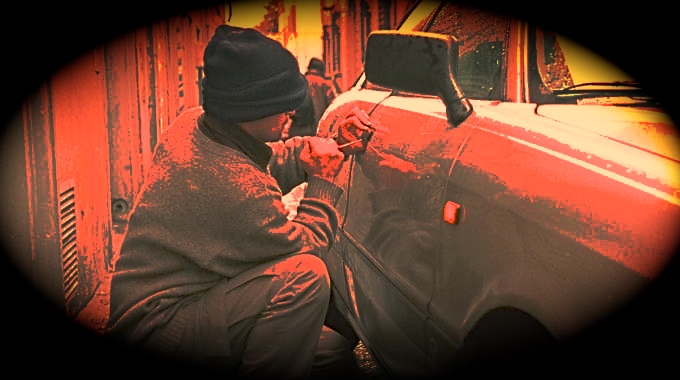 1263564-ladroauto.jpg