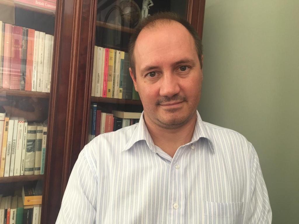 
LUCA SALTALAMACCHIA È UN AVVOCATO, PATROCINANTE IN CASSAZIONE, CHE SI OCCUPA DI DIRITTO CIVILE, NONCHÉ DI TUTELA DELL’AMBIENTE E DEI DIRITTI UMANI.HA SEGUITO INSIEME AD ASSOCIAZIONI AMBIENTALISTE ALCUNI CASI DI VIOLAZIONE DI DIRITTI UMANI PERPETRATE DA MULTINAZIONALI ITALIANE AI DANNI DI POPOLAZIONI LOCALI PER EFFETTO DI PROGETTI CHE HANNO UN FORTE IMPATTO AMBIENTALE.
