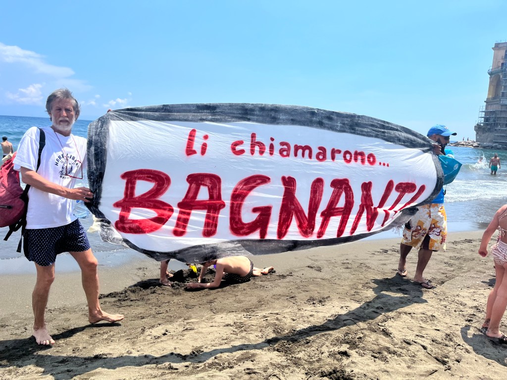 Il mare non bagna Napoli: spiagge a numero chiuso. La protesta della&nbsp;cittadinanza